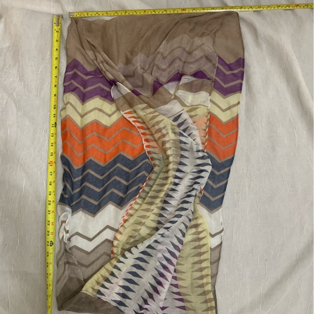 Geometric pattern scarf - Picture 3 of 5